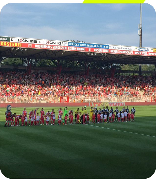 Organisation de matches officiels ou amicaux en phase de compétition ou de préparation , tournées, rencontres de gala, de bienfaisance ou jubilés